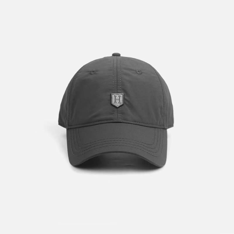 Стильная регулируемая бейсболка для лета из дышащей быстросохнущей ткани белого и темно-серого цвета