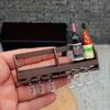 Мини-винный стеллаж Миниатюрная настенная винная стойка с бутылками и бокалами для вина Кукольный особняк Мебель для кухни Декор для кукольного бара