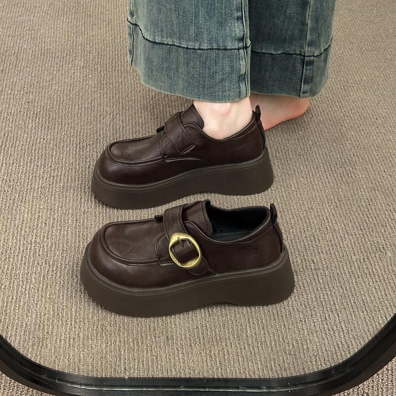 Маленькие кожаные туфли в британском стиле женские лето 2025 новые на толстой подошве-маффин, с круглым носком, универсальные, черные лоферы на липучке