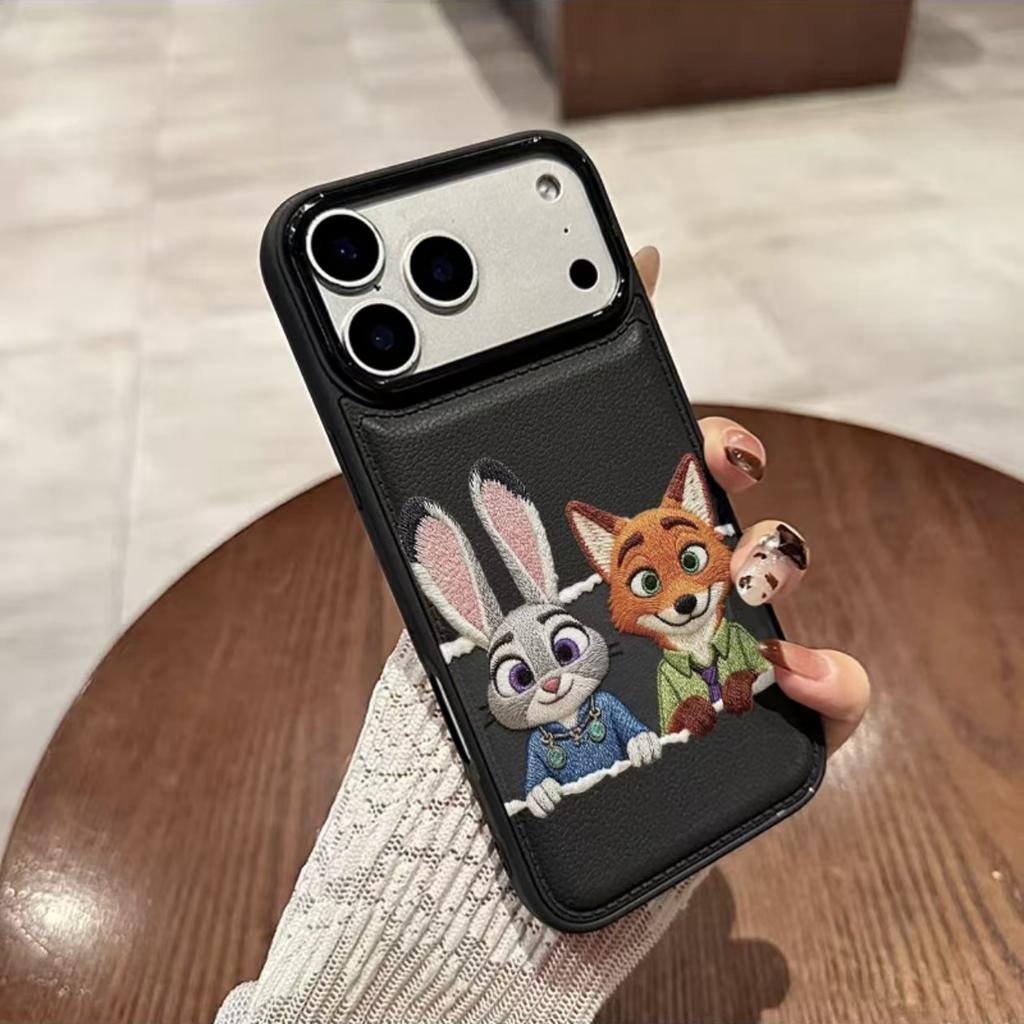 Сидящая лиса прикладывает яблоко 17promax мультяшная милая iPhone личность новая популярная