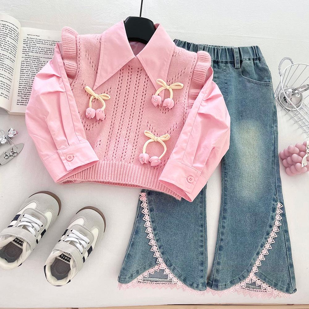 Модный вязаный комплект-тройка для девочек Осень 2025: Жилет-свитер, рубашка и джинсы