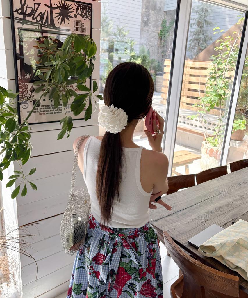 Белый scrunchie с камелией Cosymosy