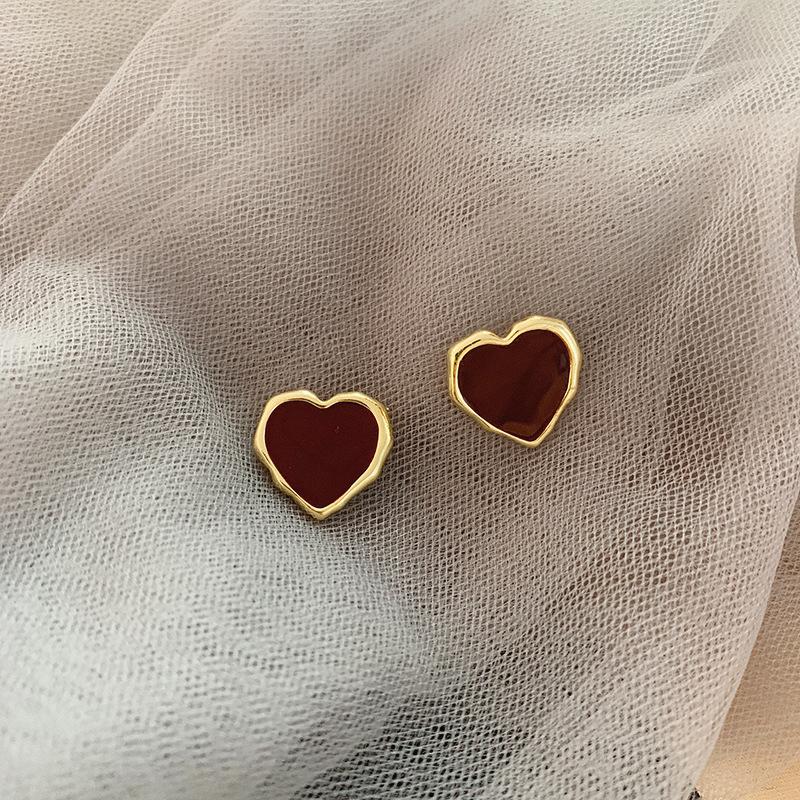 Дизайнерские серьги-гвоздики с красным сердцем, женские металлические серьги золотого цвета, эффектные свадебные серьги, женские вечерние украшения