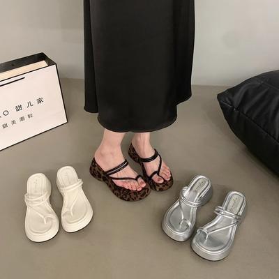 INS ветер~ толстая подошва увеличивающая рост крутые тапочки женская обувь носить 2025 новый летний леопардовый принт сандалии с носком женский тренд