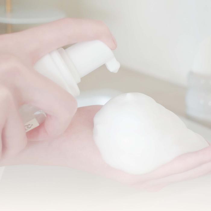 HEVE BLUE Очищающее пенящееся средство с центеллой и лососем 200 мл