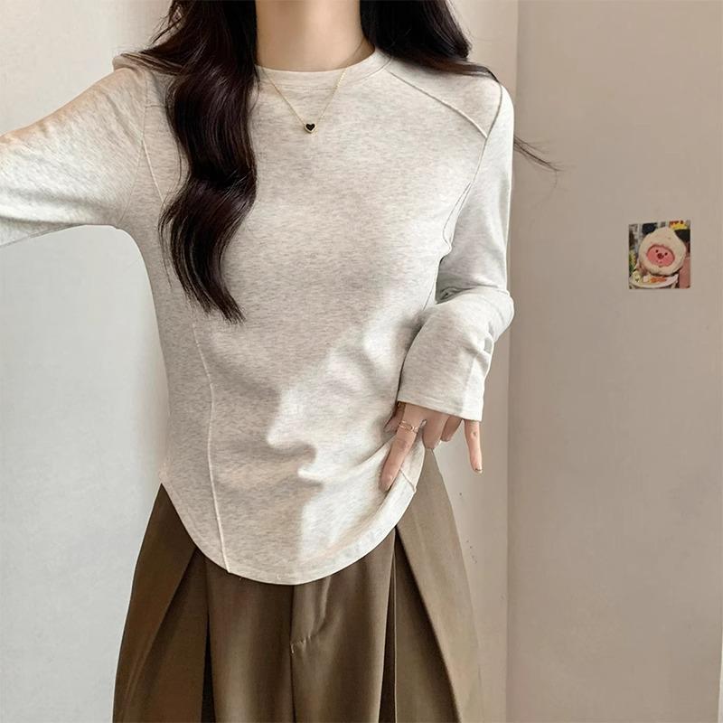 Новая белая женская футболка с длинным рукавом на осень и зиму с неровным низом, приталенного силуэта, стильный и шикарный топ