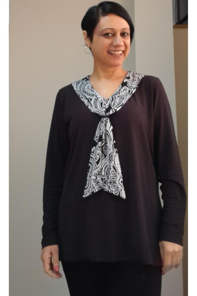 Женская стильная футболка большого размера, черная футболка из вискозы из чесаного хлопка с воротником-шарфом и черно-белыми цветовыми блоками