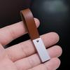 Высокоскоростной автомобильный USB-флеш-накопитель — гравированный дизайн, 32 ГБ с качеством звука без потерь, доступен в вариантах 8 ГБ, 16 ГБ и 64 ГБ