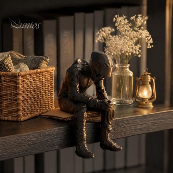 Фигурка сидящего всадника 3D-печатная фигурка мотоциклиста, Статуэтка размышляющего Настольные аксессуары для полки Сидящий для украшения дома и офиса, Подарок для энтузиастов PLA