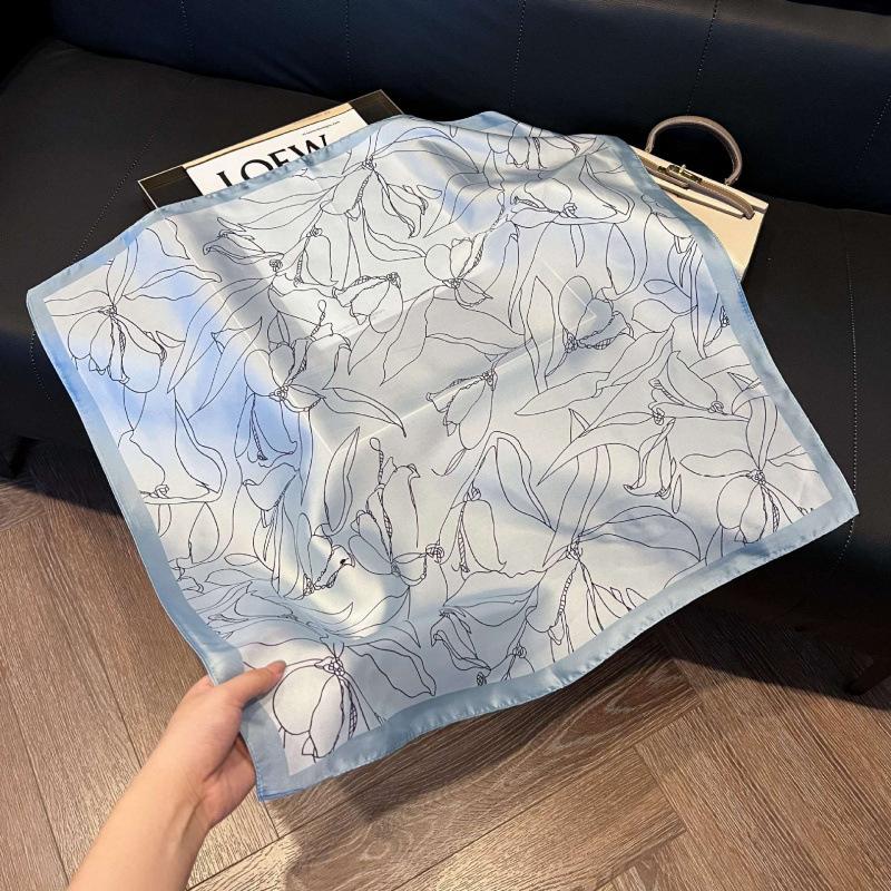 Retro silk scarves for women's new high-end accessories, neck small square scarf, scarf waist, fashionable and versatile, and gifts can be given.