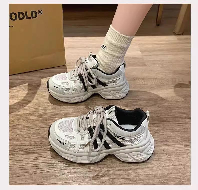 Ретро-нишевая обувь для пап на толстой подошве для женщин, весна 2025, новые модели, увеличивающие высоту, универсальная и легкая повседневная спортивная обувь, подчеркивающая маленькие ноги