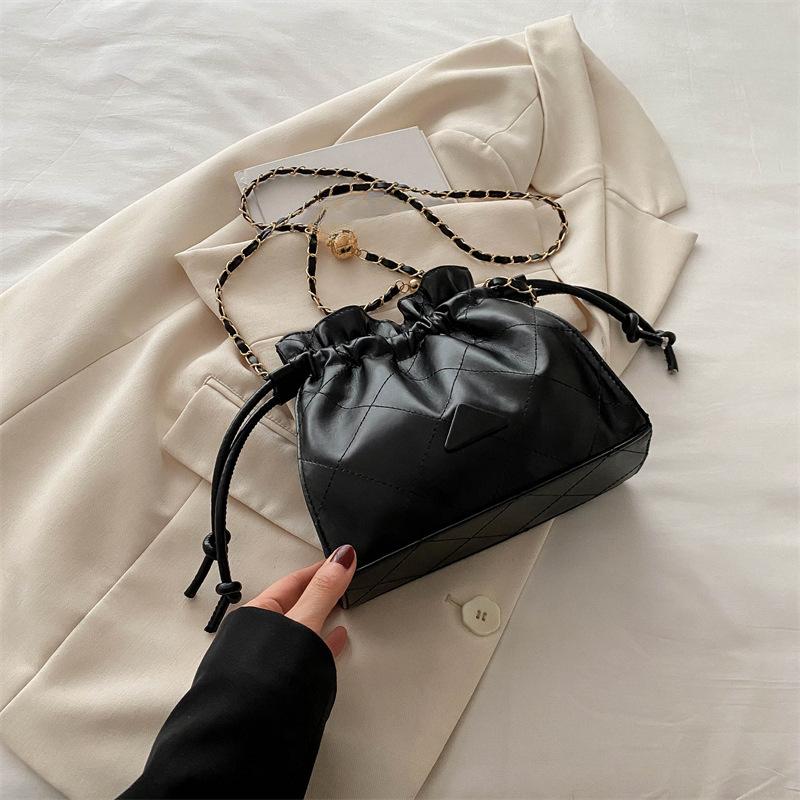 Сумка-цепочка с бриллиантами Корейская сумка-ведро маленького размера высокой ценности Весна-лето Новая нишевая сумка через плечо для женщин