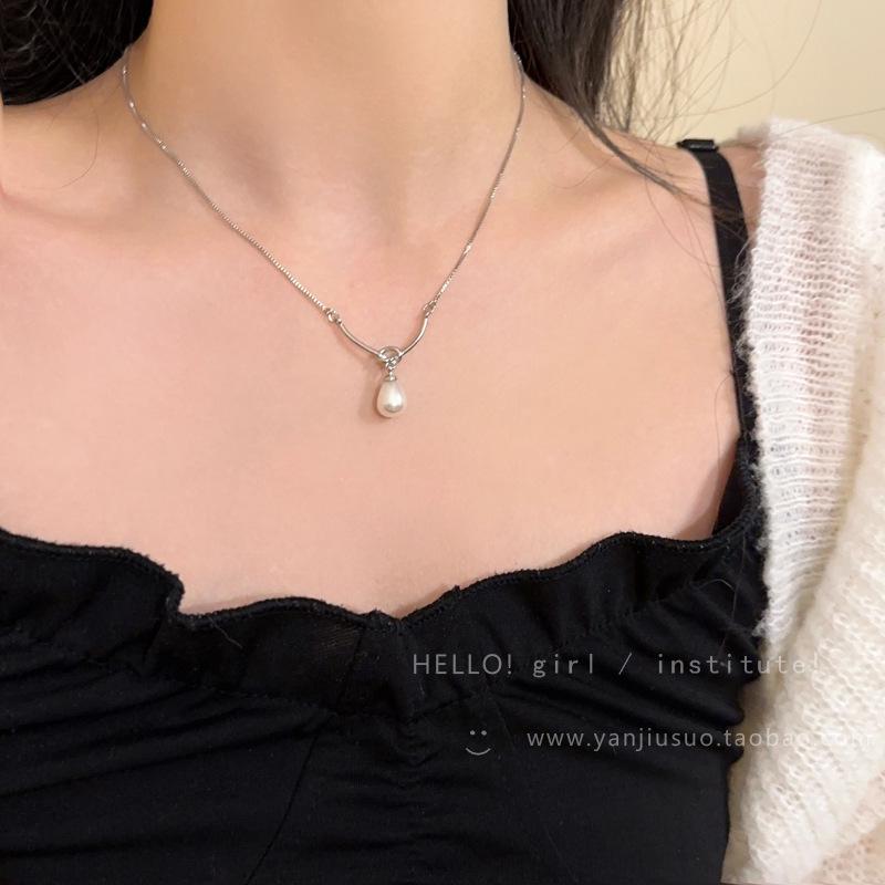 Elegant Pearl Necklace - Versatile Niche Design with Heart Pendant for Women