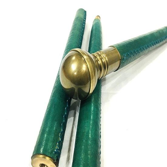 Старинная старинная деревянная трость с латунной ручкой и сферической ручкой компаса на деревянной палочке из зеленой кожи с окантовкой