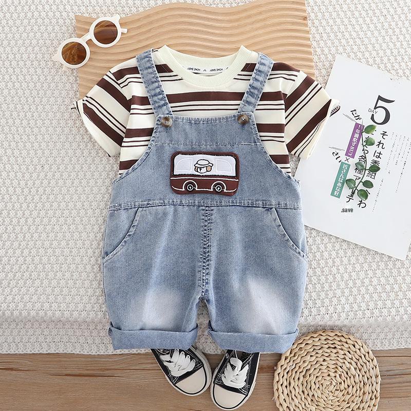 Летний комплект из двух частей для мальчиков 2025 года с автомобилем: Топ с короткими рукавами и шорты