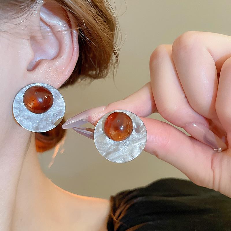Серьги-пусеты Maillard Silver Needle: Геометрические неровные серьги-пусеты из смолы для женщин