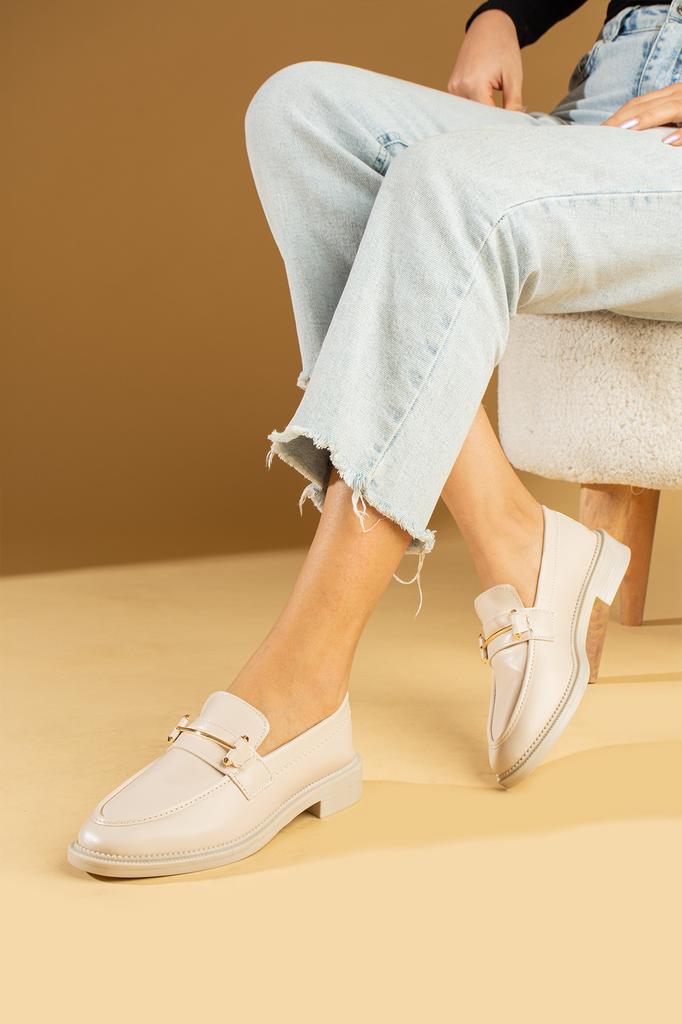 Удобные женские лоферы из металла с аксессуарами 024-786-24