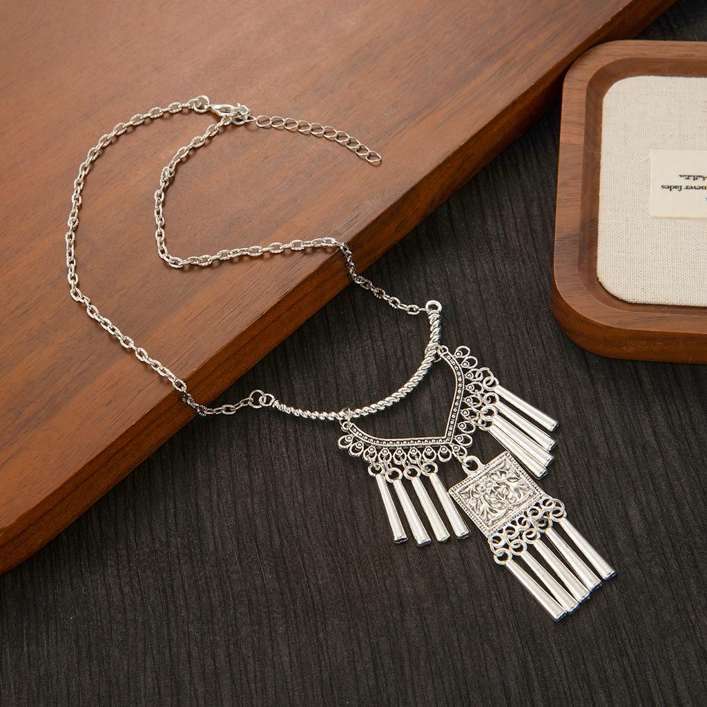 Этническое ожерелье с бахромой из серебра Мяо, Экзотическое ретро ожерелье в богемном стиле с гравировкой, Подвеска для женщин с нишевой индивидуальностью