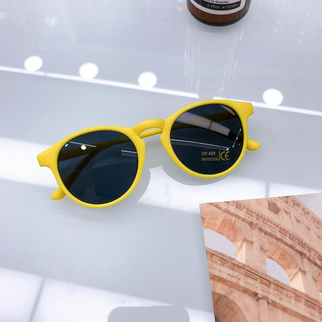 Модные уличные фотографии Подиумная мода Детские солнцезащитные очки Детские солнцезащитные очки конфетного цвета Пляжные очки