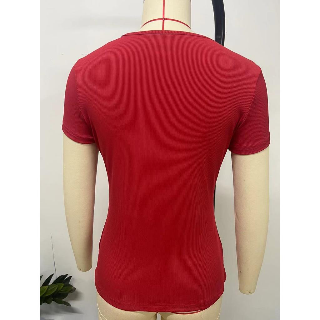 Женская повседневная футболка с V-образным вырезом | Деталь из золотистой металлической цепочки | Приталенный крой, короткий рукав | Машинная стирка и химчистка безопасны | Коллекция весна/лето