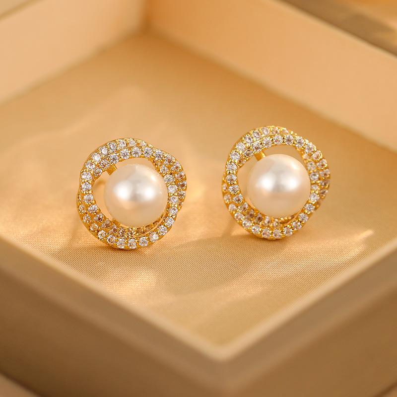 Retro Simple And Small Light Luxury Earrings Women'S 2025 Fashion Stud Earrings High-End Temperament Earrings
