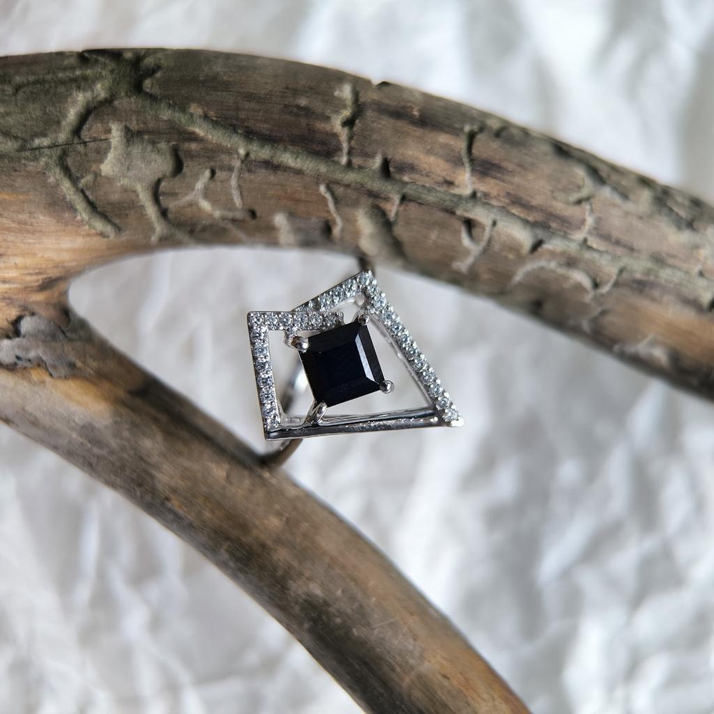 Серебряное кольцо с натуральным сапфиром 1.755ct, фианитами, вес изделия 3,3 гр (2202608)