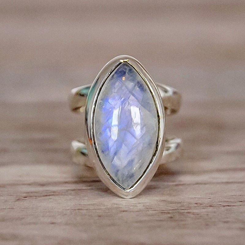 Стильное женское кольцо с лунным камнем, покрытие белой медью 30%