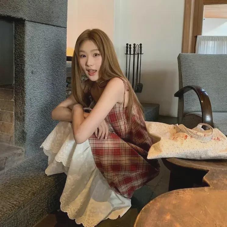 Платье-подтяжка в клетку с кружевной отделкой: Летний женский комплект из двух частей 2024 года