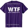 С 50-летием WTF Кому исполняется пятьдесят Смешные футболки на 50-летие Мужская мода Повседневная 100% хлопок Свободная футболка оверсайз