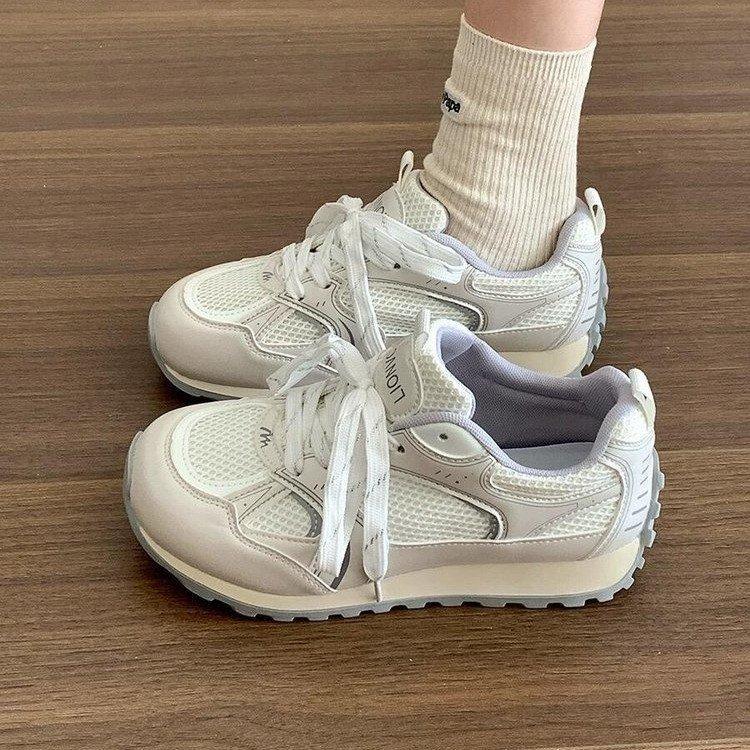 Популярные универсальные белые легкие кроссовки из сетки на толстой подошве женские 2025 новая весна увеличивающие рост повседневные папины кроссовки