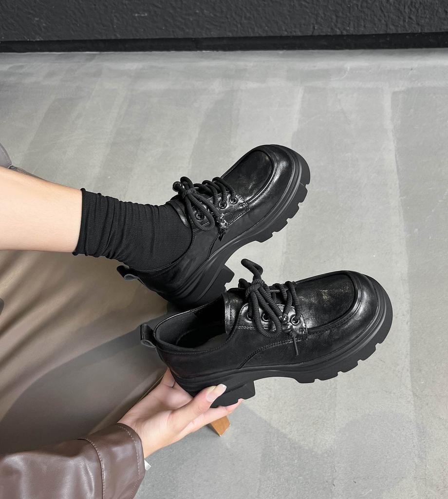 Британский стиль шнуровка нишевые лоферы одинарная обувь женская 2025 новая платформа ретро модные универсальные для通勤 маленькие кожаные туфли