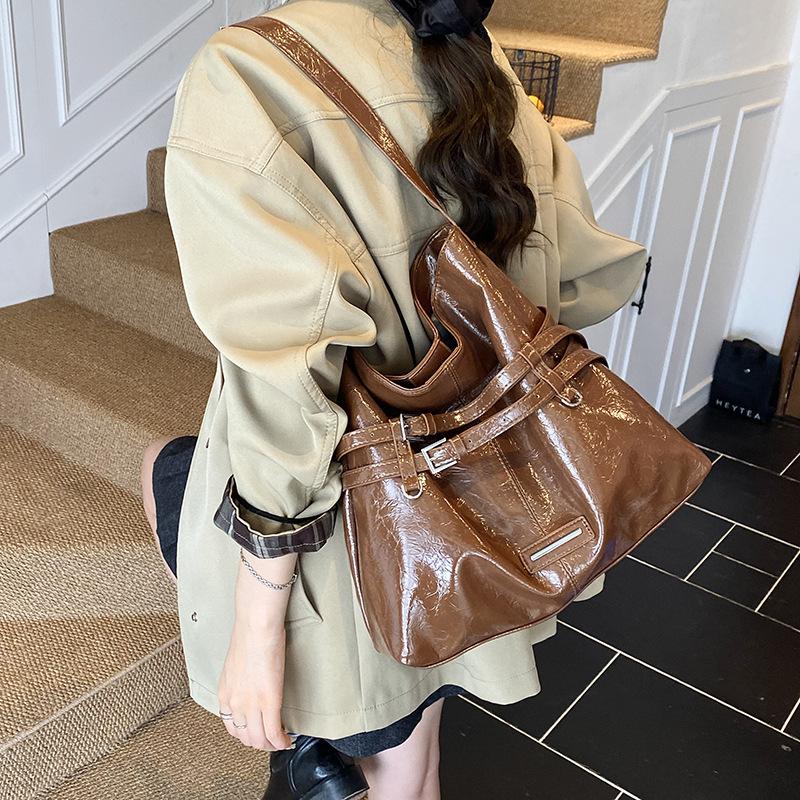 Премиальная сумка женская 2025 новая трендовая осенне-зимняя ретро сумка через плечо большой вместимости сумка-тоут для通勤 сумка-мессенджер