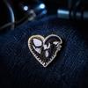 Брошь для любителей научной фантастики, Сердце, Значок с инопланетянами, Брошь-булавка, Эмалированная булавка в форме, Аксессуары для одежды, Декоративная булавка для повседневной носки, вечеринок, свиданий,