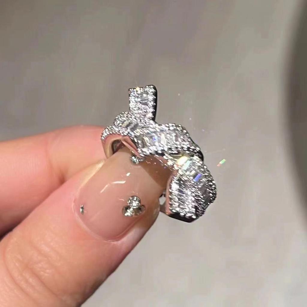 Элегантное кольцо с бриллиантовым узлом: Потрясающий, универсальный дизайн с серебряными бриллиантами.