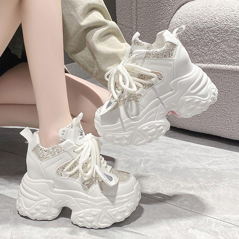 Новые кроссовки для папы дышащие женские новые сетчатые осенние увеличивающие рост спортивные и повседневные кроссовки бело-серебристые