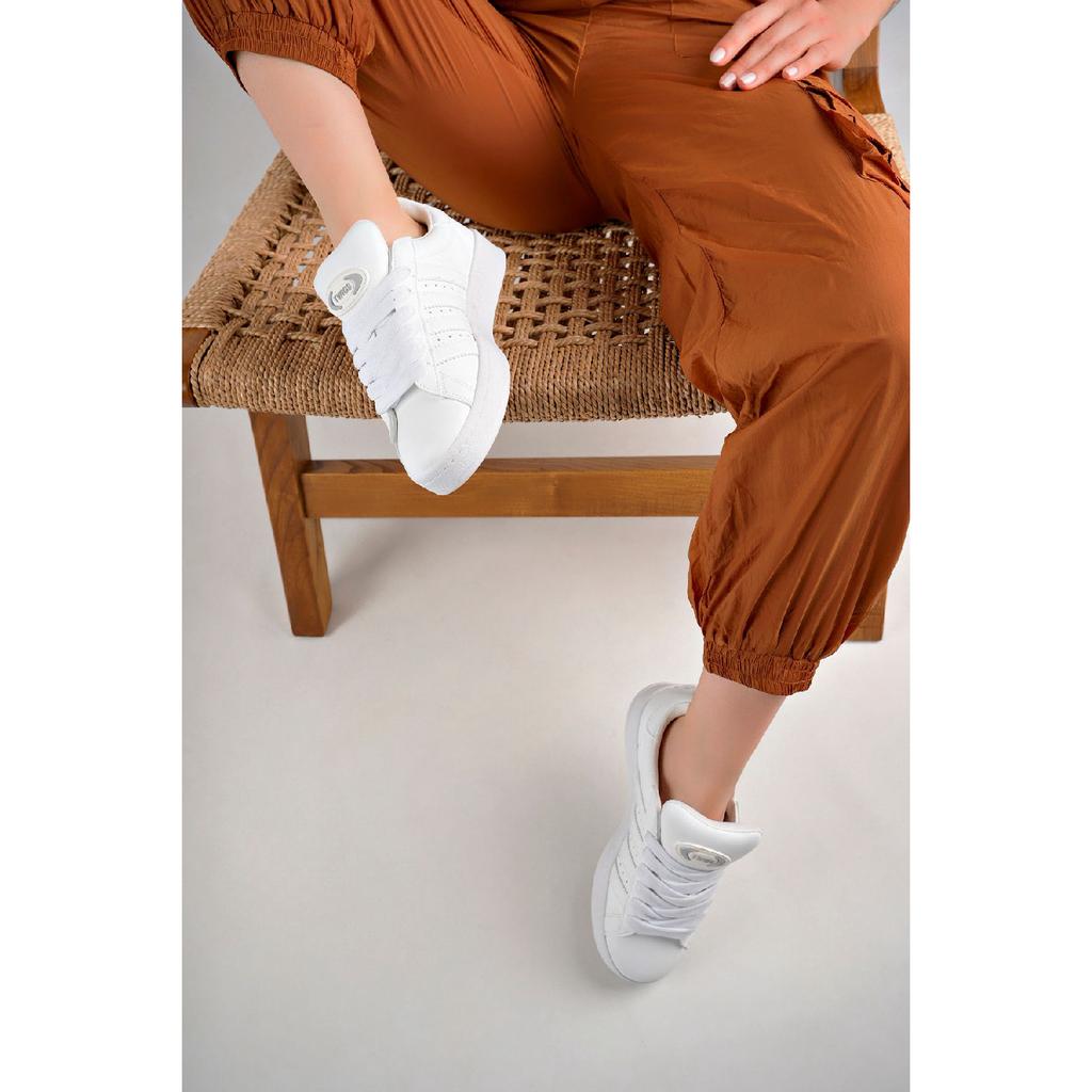 Спортивные кроссовки черные белые