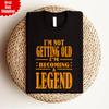 Я не старею, я становлюсь легендой. Забавная футболка в подарок, унисекс топ