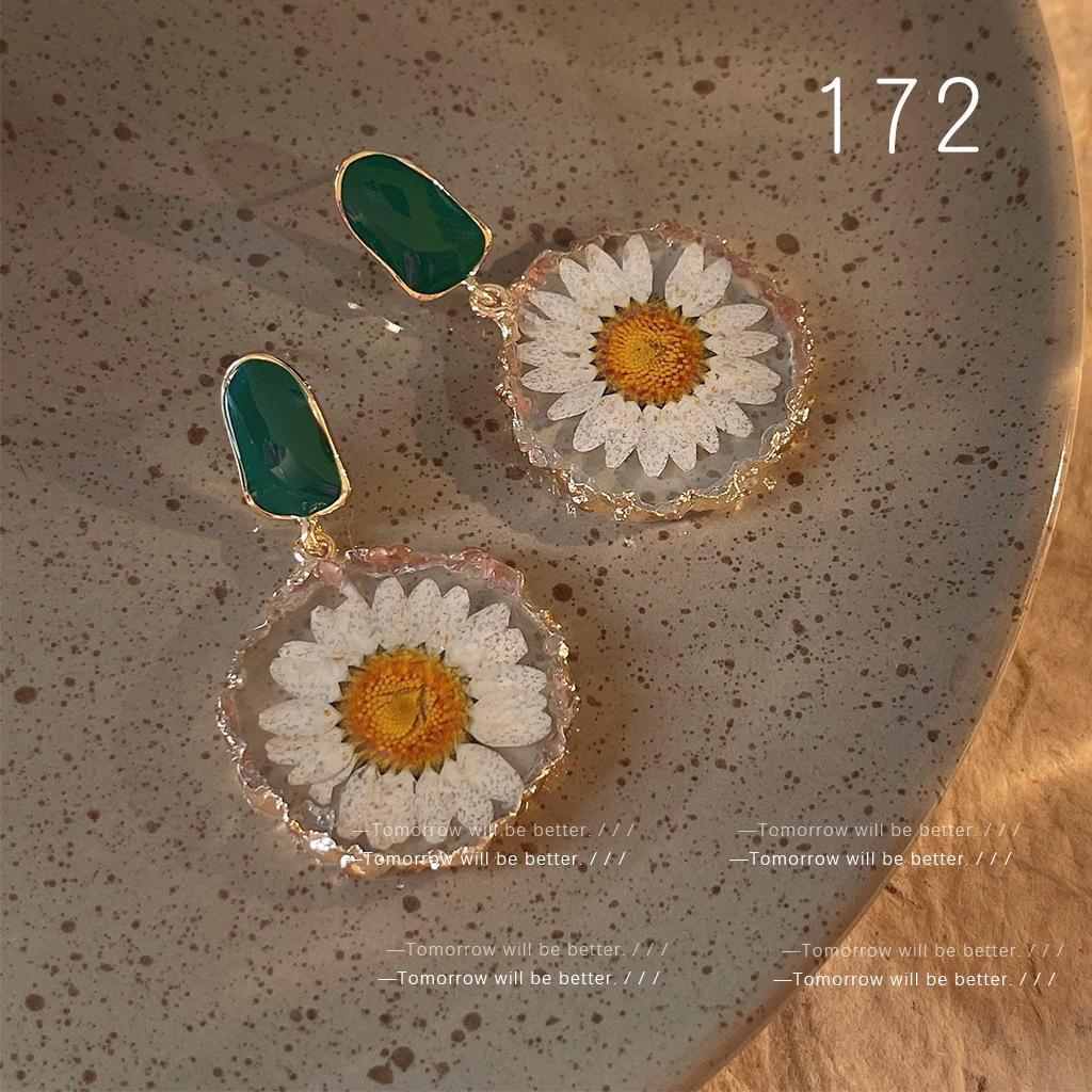 Элегантные серьги с засушенными цветами маргаритки: Модные аксессуары для женщин