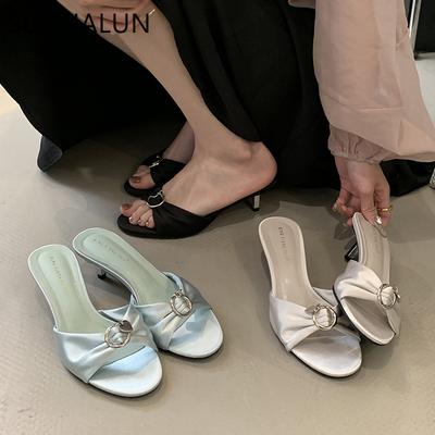 Мода SUOJIALUN 2025 Лето Новый Бренд Женские Тапочки Мода Шелковый Бант Женские Элегантные Сандалии Тонкий Высокий Каблук Уличные Платье Шлепанцы Ш