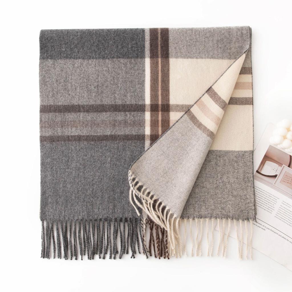 Scarf with A High-end Feel, Versatile, Thick, Autumn and Winter Check Pattern, Warm and Cozy, Soft To The Touch.