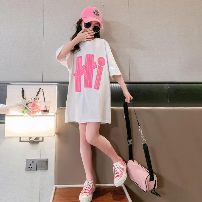 Летнее стильное платье-футболка средней длины с короткими рукавами для девочек 2023 года для детей старшего возраста