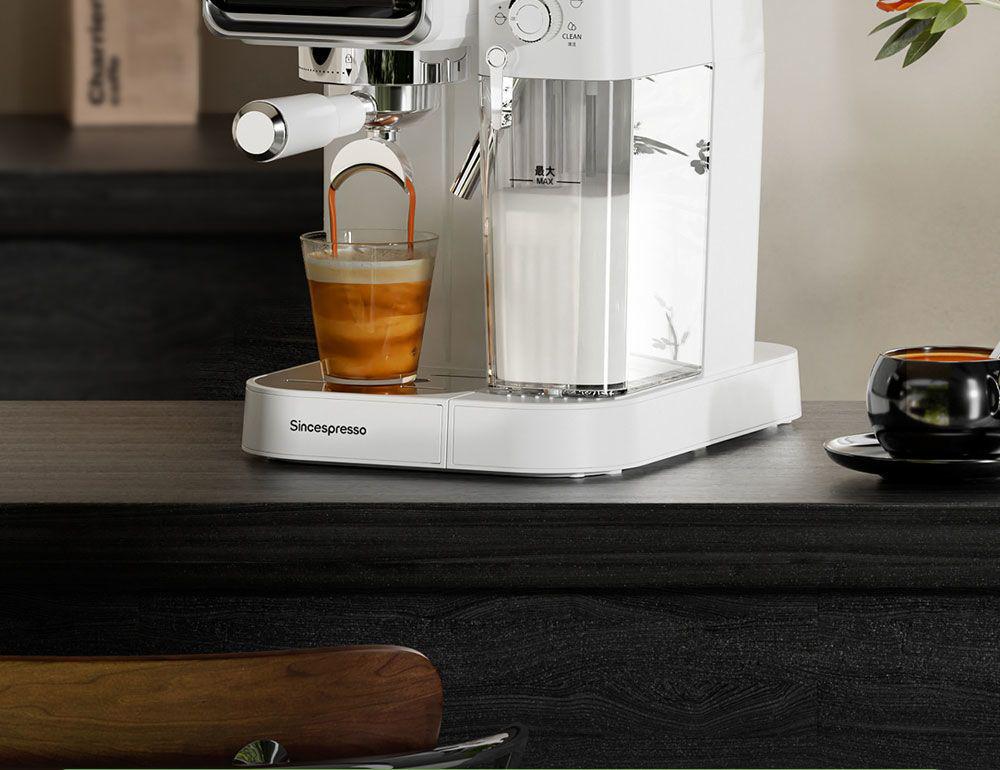 Компактная автоматическая эспрессо-машина с функцией горячей/холодной экстракции, вспенивателем молока и интеллектуальным сенсорным управлением для домашнего использования