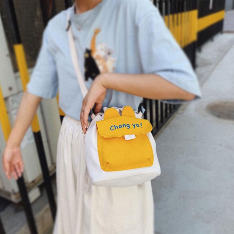 Стильная холщовая сумка через плечо с милыми значками в виде кролика и морковки, доступная в нескольких цветах