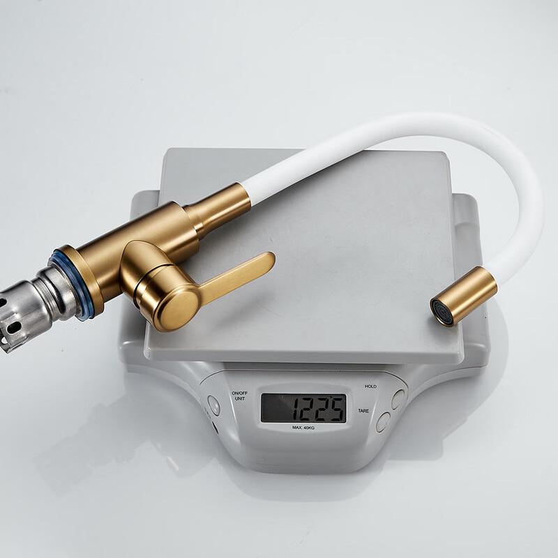 Кухонный смеситель из матовой нержавеющей стали с гибким зеленым шлангом