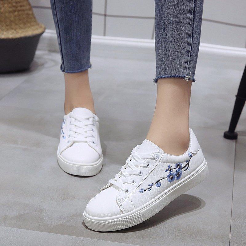Fashion Shoes Women Running Spring Autumn Fashion White Breathable Embroidered Flower Lace-Up Casual Comfort Sneakers Zapatos De Mujer