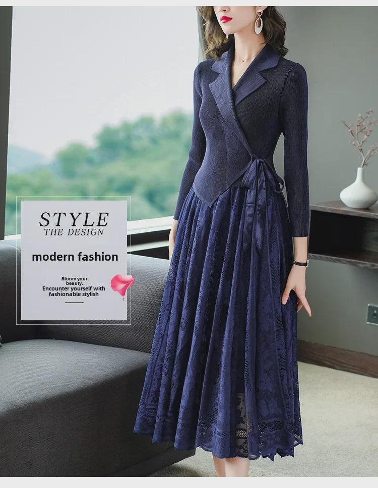 Платье средней длины из плиссированного бархата с приталенным воротником и плиссировкой - коллекция осень 2025 г.