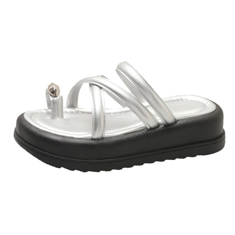 Summer cool slippers women's outer wear 2025 new thick-soled height-increasing small beach shoes high-end set toe half slippers