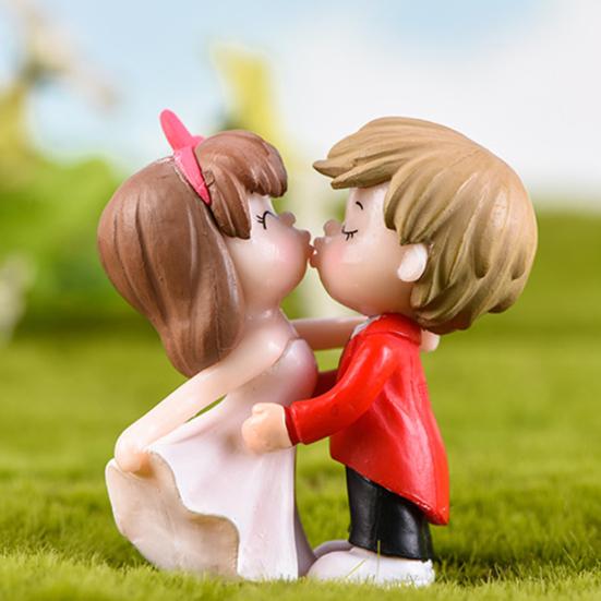 Resin Kissing Bride Groom Model Figurine Miniature Wedding Scenery Ornaments