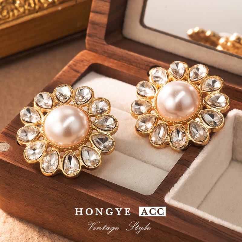 Винтажные серьги-пусеты с цветком и жемчугом: Высококлассные нишевые украшения из серебра 925 пробы в стиле нео-ретро для женщин