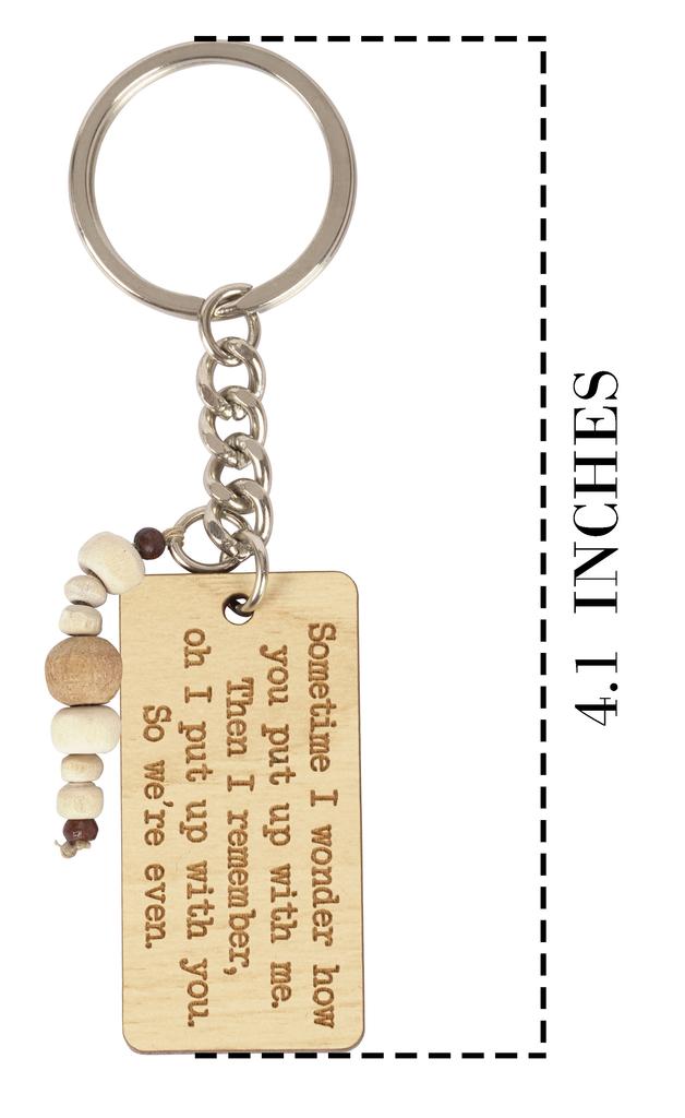 Inkdotpot Забавный брелок Иногда я удивляюсь, как ты меня терпишь, потом я вспоминаю О, я терплю тебя, так что мы квиты Дерево с гравировкой